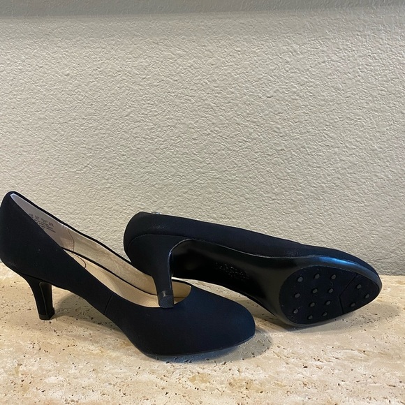 Life Stride Parigi Pumps in black fabric.
Brand new, synthetic upper size 7 - Picture 4 of 8